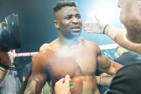 Dojatý Ngannou dojemně reaguje na tvrdou výhru, kterou věnoval zesnulému synovi