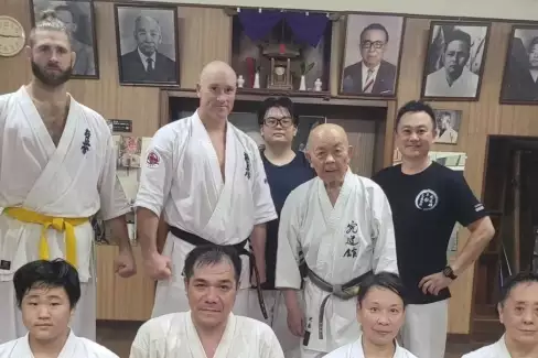 VIDEO: Tradiční gym, legenda a dobroty! Jak se Procházka připravuje v Japonsku?