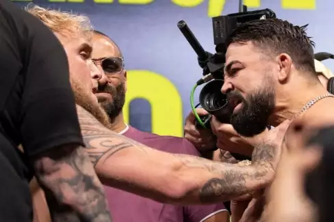 VIDEO: Staredown Paul vs Perry se vyhrotil a do akce musela ochranka