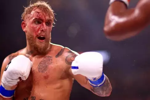 Tomu neuvěříte! Jake Paul se na fotbalovém stadionu utká s největší boxerskou legendou