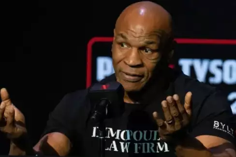 To nevypadá dobře! Mike Tyson měl během letu zdravotní potíže a potřeboval pomoc