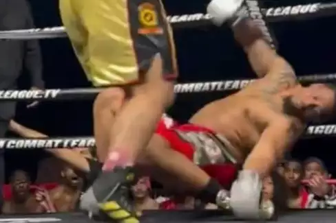 Bývalý UFC zápasník těžké váhy byl opět knockoutován a málem vypadl z ringu