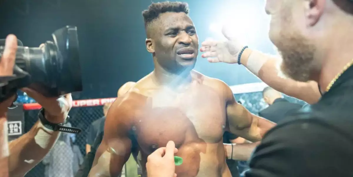 Dojatý Ngannou dojemně reaguje na tvrdou výhru, kterou věnoval zesnulému synovi