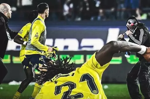 VIDEO: Otočka a bomby! Fotbalový zápas se změnil na hromadnou MMA bitku