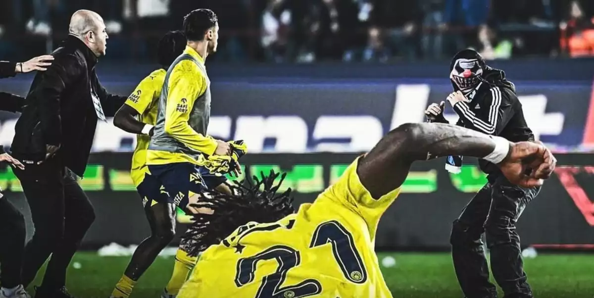 VIDEO: Otočka a bomby! Fotbalový zápas se změnil na hromadnou MMA bitku