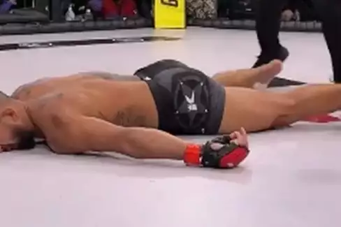 VIDEO: Ty kráso! Debut nevyšel! Bojovník šel po KO k zemi doslova obličejem napřed