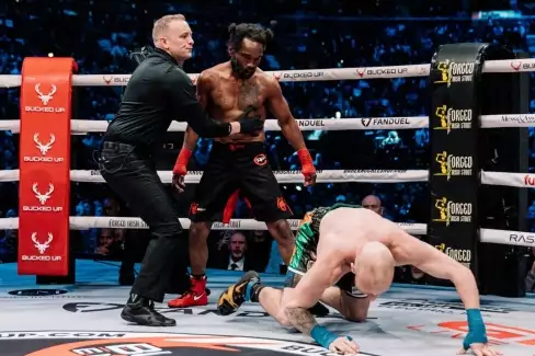 VIDEO: 46 let a bilance 1-26! Bláznivý zápasník předvedl drtivé KO