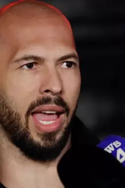 Bývalý kontroverzní kickboxer Andrew Tate čelí dalším deseti obviněním
