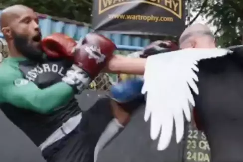 VIDEO: Nejsem na to pyšný! Legendární DJ poslal k zemi bojovníka Streetbeefs