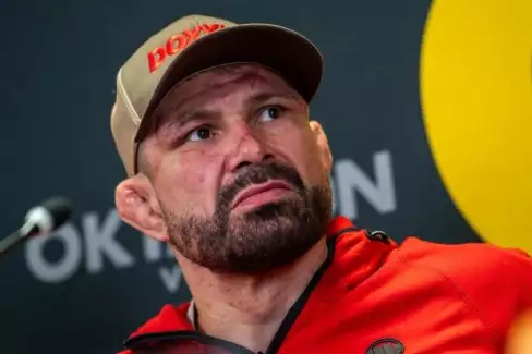 Attila Végh míří do další zápasu! Čeká na něj souboj s legendou