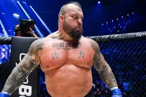 Silák Eddie Hall se představil v dalším souboji! Jeho soupeř měl 200 kilo
