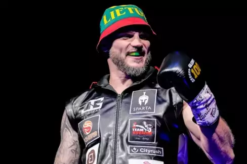 Bývalý šampion GLORY šokoval fanoušky a vyrazil na kontroverzní demonstraci!