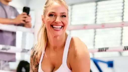 VIDEO: Vnadná Ebanie Bridges před dalším zápasem provokovala na váze