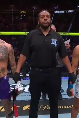 Konec legendy? Bývalý UFC šampion sundal rukavice a fanoušci zpozorněli