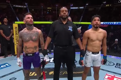 Konec legendy? Bývalý UFC šampion sundal rukavice a fanoušci zpozorněli