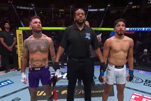 Konec legendy? Bývalý UFC šampion sundal rukavice a fanoušci zpozorněli
