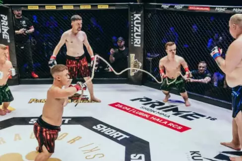 VIDEO: Co tohle bylo? Liliputi s lanem v bizarním souboji skolili obra!