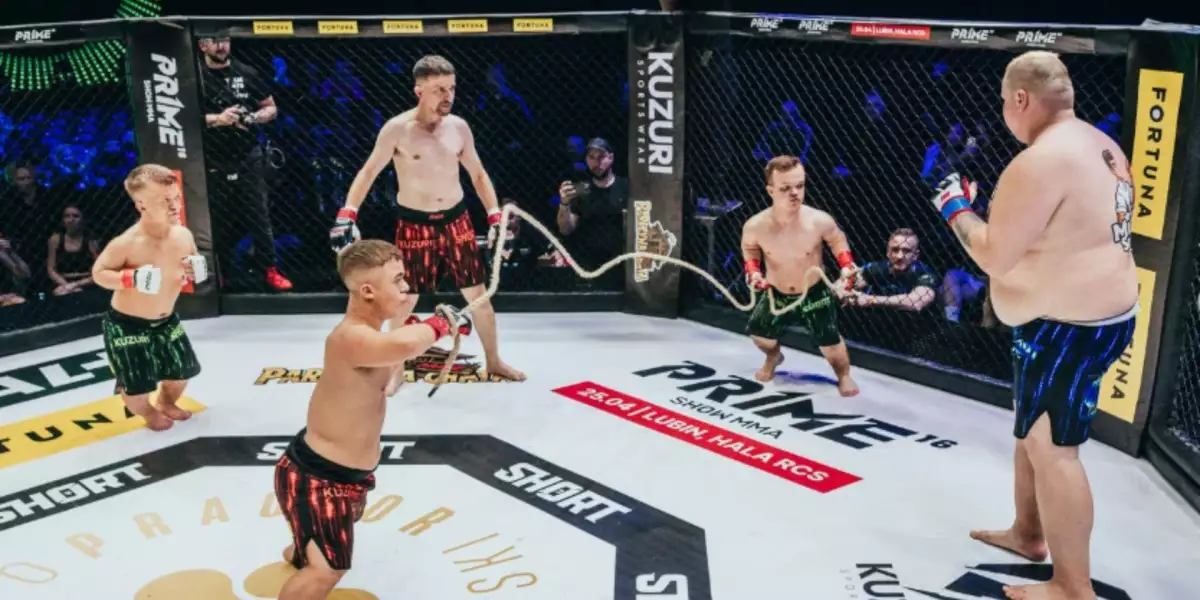 VIDEO: Co tohle bylo? Liliputi s lanem v bizarním souboji skolili obra!