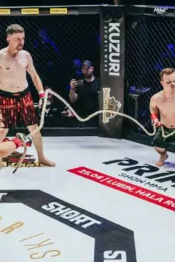 VIDEO: Co tohle bylo? Liliputi s lanem v bizarním souboji skolili obra!