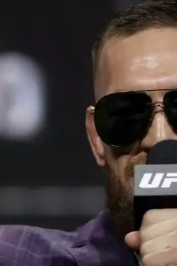 Držte mu palce! Smolně zraněný Conor McGregor míří na další operaci