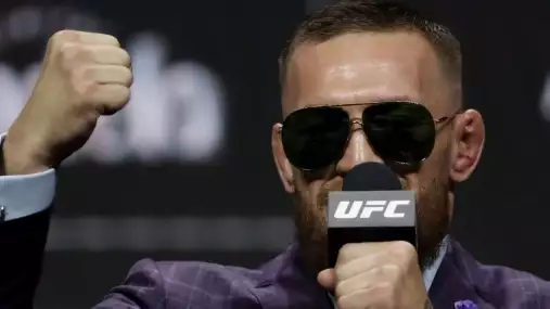 Držte mu palce! Smolně zraněný Conor McGregor míří na další operaci