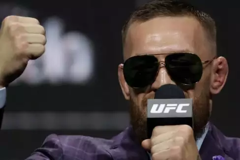 Držte mu palce! Smolně zraněný Conor McGregor míří na další operaci