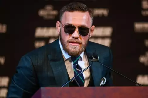 McGregor se chystá učinit „průlomové“ oznámení na tiskové konferenci plné hvězd