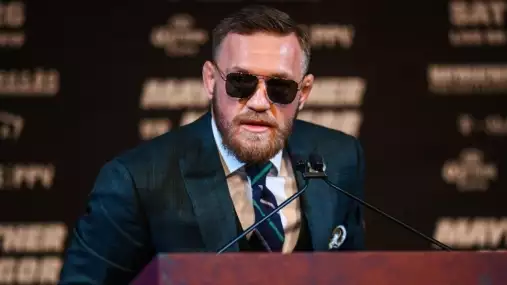 McGregor se chystá učinit „průlomové“ oznámení na tiskové konferenci plné hvězd