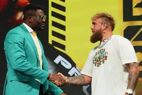 Francis Ngannou vs Jake Paul opět ve hře? Trenér prolomil mlčení