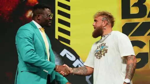 Francis Ngannou vs Jake Paul opět ve hře? Trenér prolomil mlčení