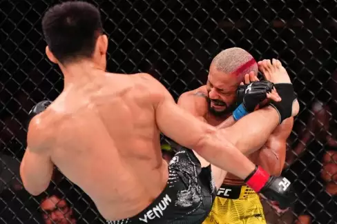 VIDEO: Hlavní zápas UFC Song vs Figueiredo končí ve druhém kole