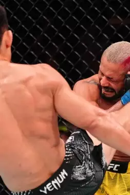 VIDEO: Hlavní zápas UFC Song vs Figueiredo končí ve druhém kole