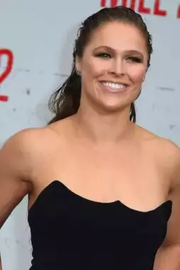 Elita bojových sportů reaguje na hodně překvapivý návrat Rondy Rousey