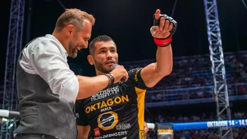 Muradov reaguje na výhru v pyramidě a ukazuje na hvězdná jména