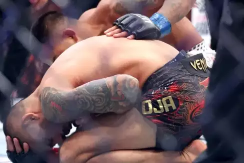 Děsivý moment! Lékař vysvětlil, co se stalo v titulovém souboji Pantoja vs Van