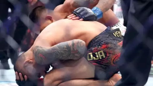 Děsivý moment! Lékař vysvětlil, co se stalo v titulovém souboji Pantoja vs Van