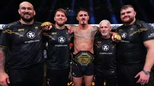 Změna stáje! Šampion Tom Aspinall je otevřený velkému zápasu