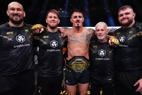 Změna stáje! Šampion Tom Aspinall je otevřený velkému zápasu