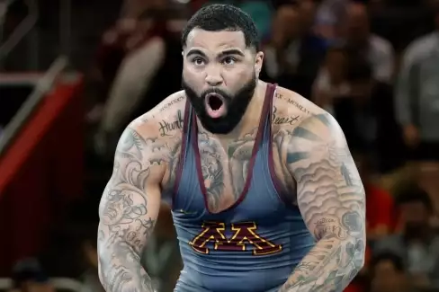 Olympijský medailista si před debutem v UFC připsal další dominatní vítězství!
