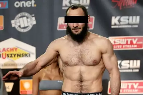 Bývalý šampion KSW skončil ve vazbě! Policie u něj našla zbraně