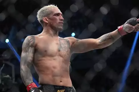 Bývalý šampion Oliveira má po tvrdém KO domluvený překvapivý zápas