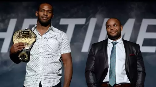 Daniel Cormier sice s rivalem Jonesem nesouhlasí, ale zastává se ho