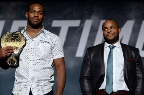 Daniel Cormier sice s rivalem Jonesem nesouhlasí, ale zastává se ho