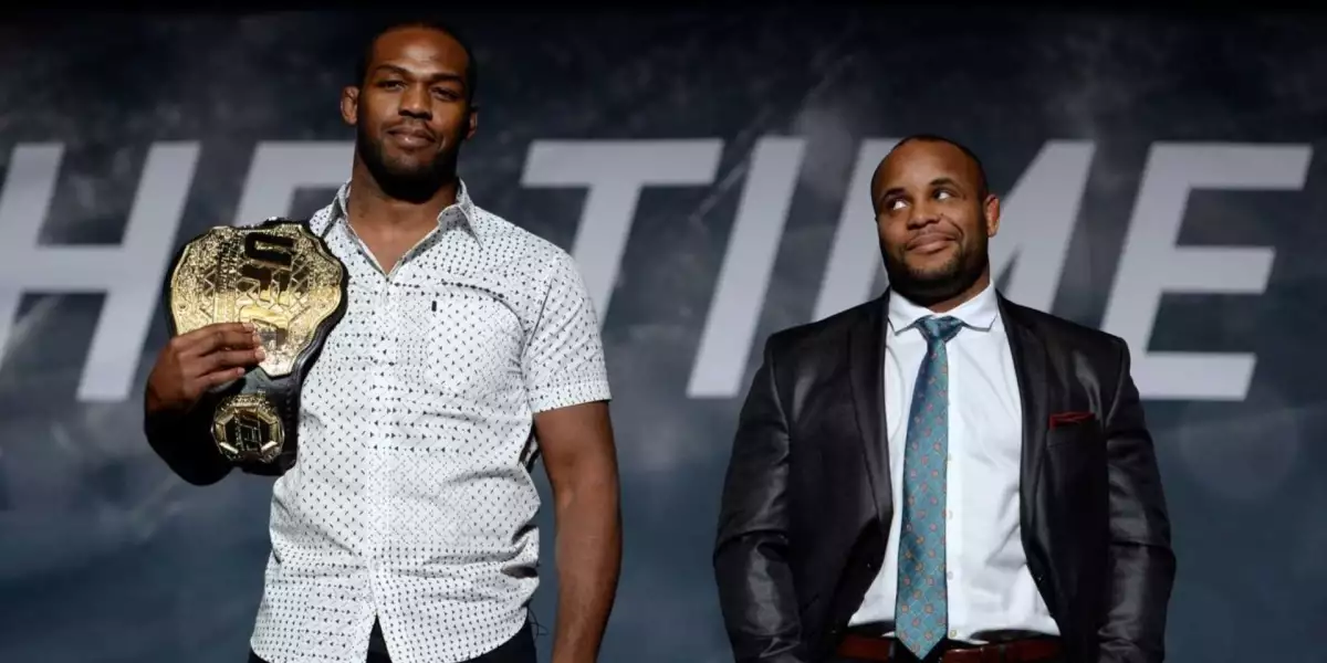 Daniel Cormier sice s rivalem Jonesem nesouhlasí, ale zastává se ho