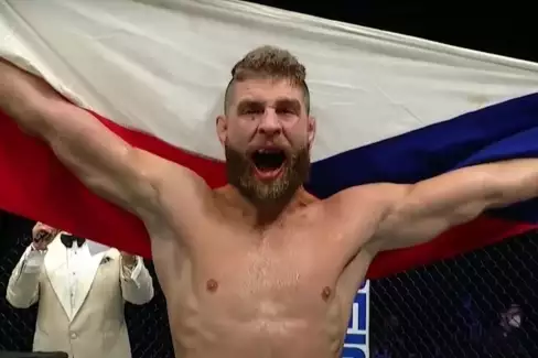 VIDEO: Organizace UFC připomíná drtivý debut Jiřího Procházky