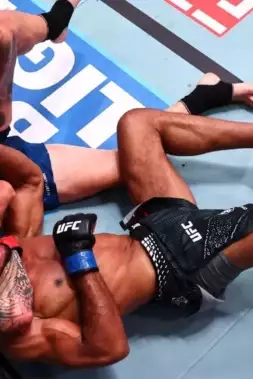 VIDEO: Hlavní zápas UFC přinesl kontroverze i nečekané ukončení