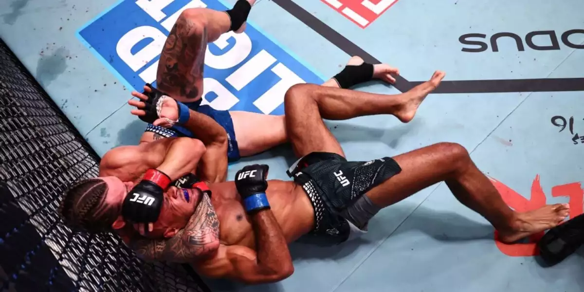 VIDEO: Hlavní zápas UFC přinesl kontroverze i nečekané ukončení