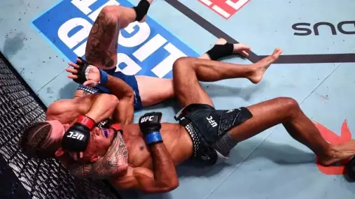 VIDEO: Hlavní zápas UFC přinesl kontroverze i nečekané ukončení