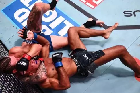 VIDEO: Hlavní zápas UFC přinesl kontroverze i nečekané ukončení