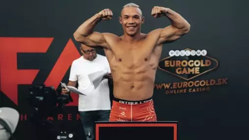 Fapšova první obhajoba titulu přinesla nečekané momenty. Kdo si odnesl pás?